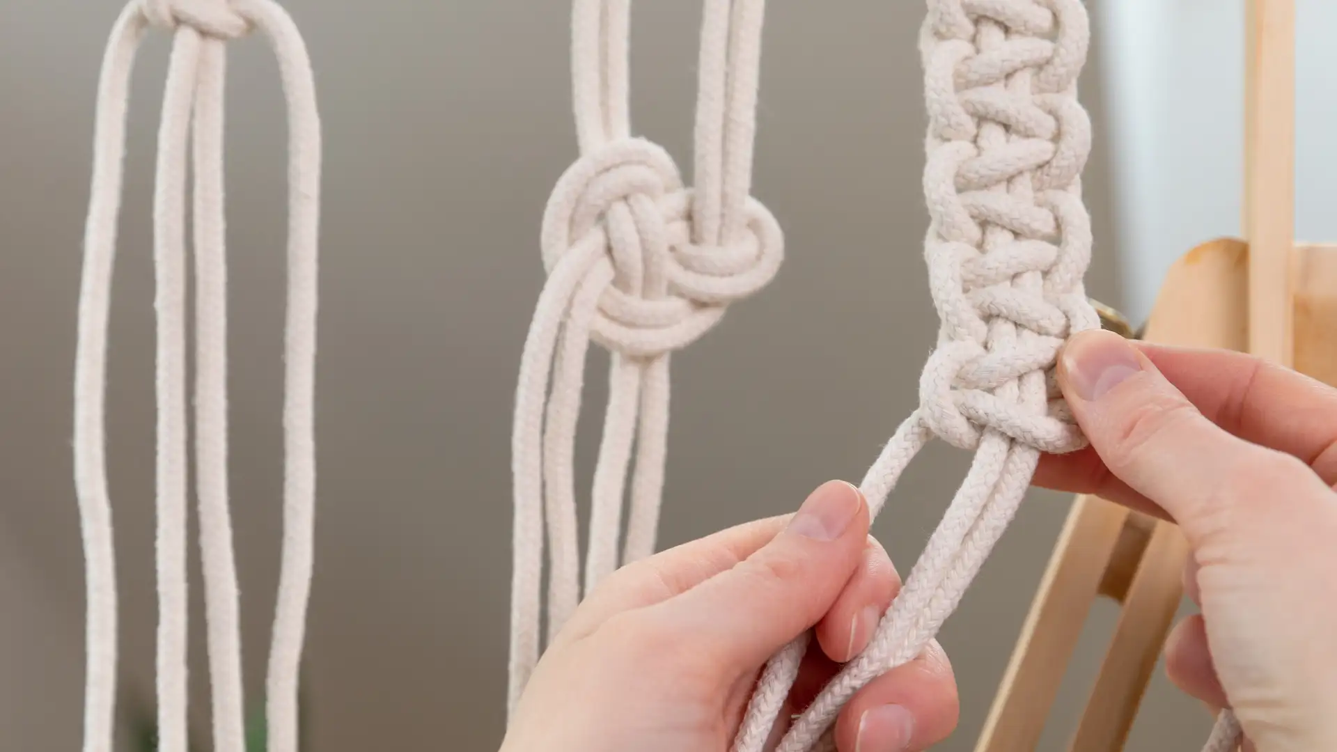 Macrame là gì? Khám phá nghệ thuật thắt dây & kiếm tiền từ đam mê 5 Macrame là một kỹ thuật thủ công độc đáo sử dụng các loại dây, dây thừng, sợi để tạo ra những sản phẩm mang đầy sáng tạo và tinh tế.